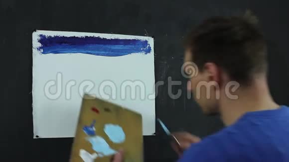 艺术家在画一幅画视频的预览图