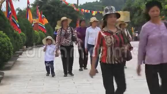 人们参加了传统节日视频的预览图