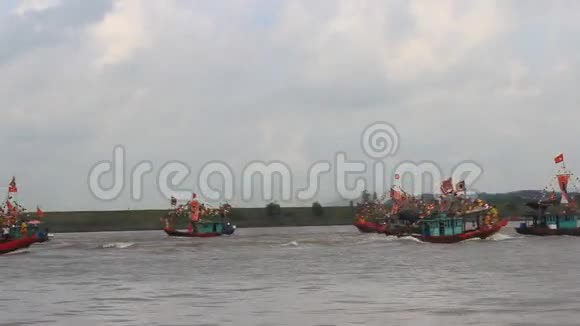在民间节日里在河上表演传统的船视频的预览图