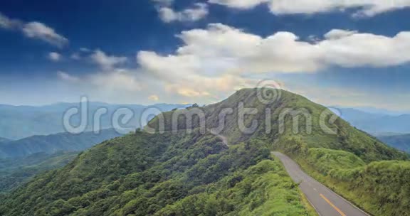 美丽的山路与天空视频的预览图