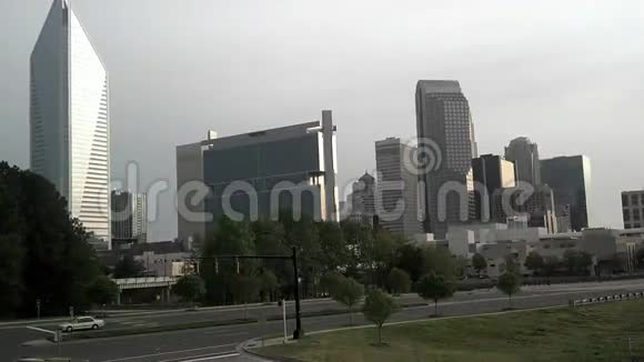 夏洛特城市天际线和早晨通勤视频的预览图