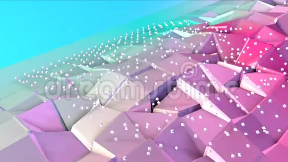 摘要简单的蓝色粉红色低聚三维表面和飞行白色晶体作为数学环境软几何低聚视频的预览图