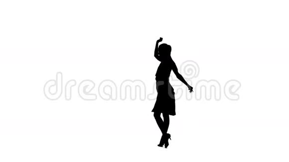 表演桑巴舞的女孩剪影白色背景阿尔法通道视频的预览图