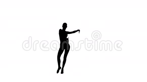 优雅的女舞者在白色背景的剪影中表演萨尔萨舞视频的预览图