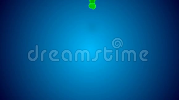 在蓝色背景下以慢动作向水中注入墨水的多色3流动动画冷色的墨水是彩虹视频的预览图