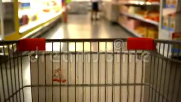 顾客在超市用手推车购物视频的预览图