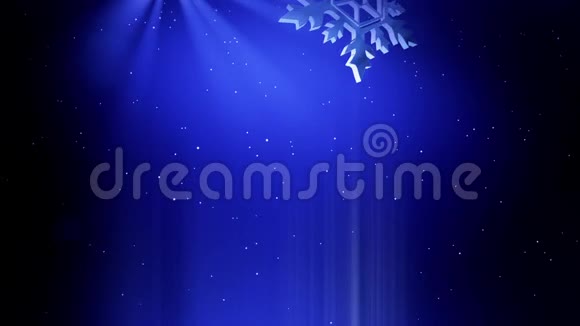 美丽的3d雪花在蓝色背景上在空中飞舞用作圣诞节新年贺卡或冬季环境的动画视频的预览图