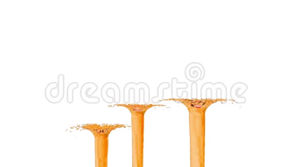 喷泉的橙色气流在空气中飞起溅起许多飞溅慢吞吞的橙汁作为糖浆或甜柠檬水视频的预览图