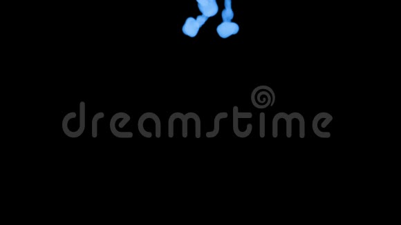 许多流动的荧光蓝墨水或烟雾隔离在黑色的缓慢运动蓝色的水用于油墨背景视频的预览图