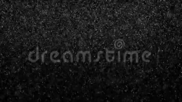 降雪的背景是否孤立在黑色上对于阿尔法通道使用卢马哑光模式无缝环形背景视频的预览图