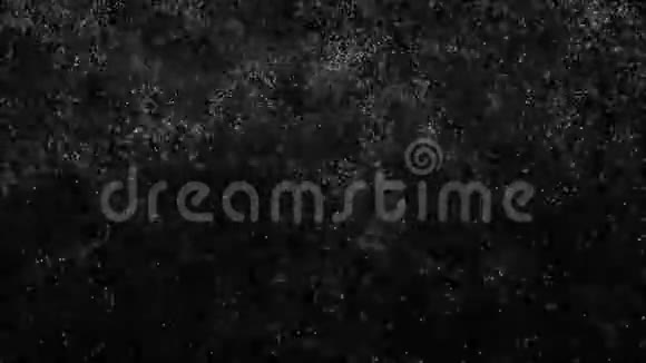 降雪的背景是否孤立在黑色上对于阿尔法通道使用卢马哑光模式无缝环形背景视频的预览图