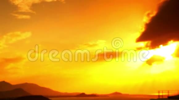 天空背景上美丽的金色日落视频的预览图