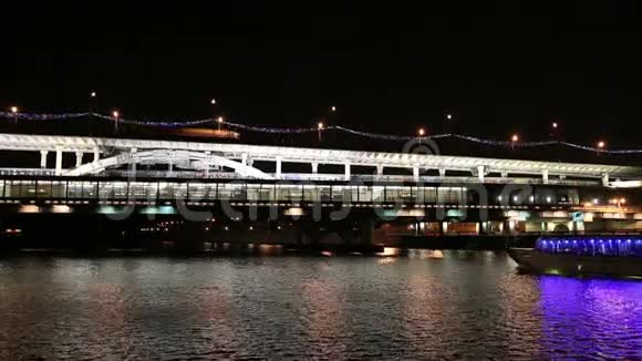卢日涅茨卡娅桥夜间莫斯科俄罗斯视频的预览图