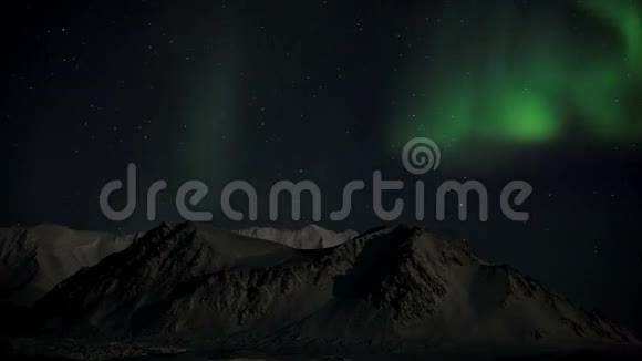 北极天空的北极光视频的预览图