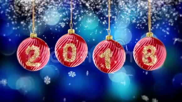悬挂2018年数字闪光圣诞球在蓝色的背景4K视频的预览图