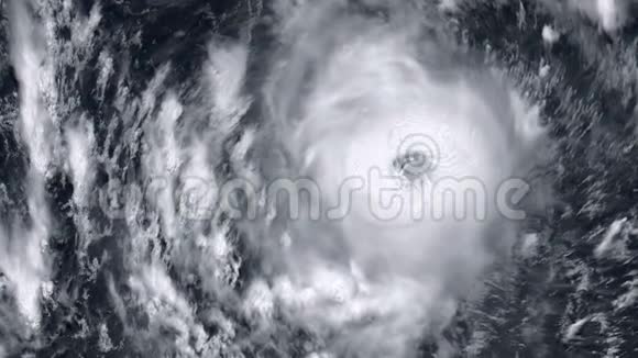 飓风风暴龙卷风从太空飞过地球卫星视角视频的预览图