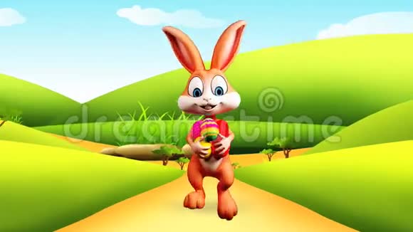 复活节兔子带着五颜六色的鸡蛋走路视频的预览图