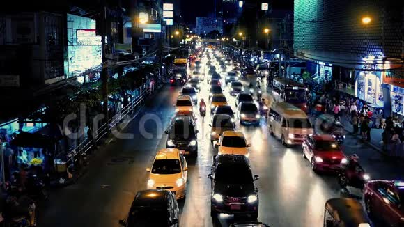 繁忙的道路穿过城市在夜间视频的预览图