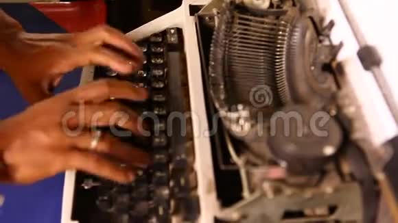 老式手动打字机在办公室视频的预览图