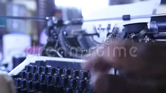 老式手动打字机在办公室视频的预览图