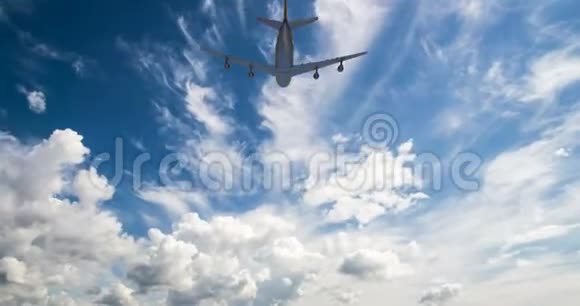 飞机乘晴天蓝天飞行视频循环视频的预览图