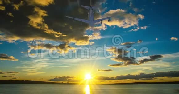 飞机乘晴天蓝天飞行视频循环视频的预览图