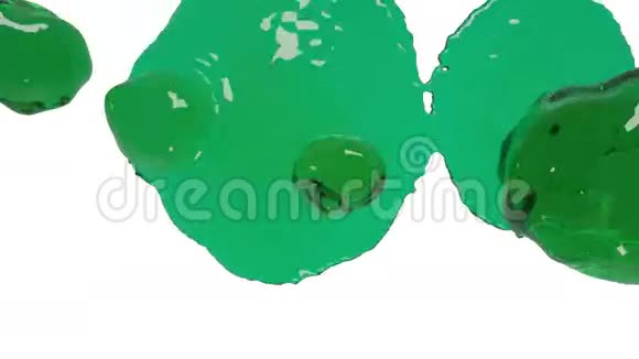 绿色的水滴落在白色的屏幕上透明液体视频的预览图