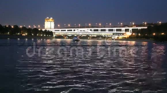 卢日涅茨卡娅桥夜间莫斯科俄罗斯视频的预览图