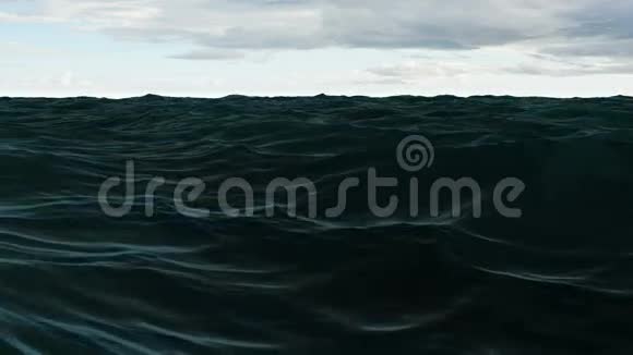 在多云的天空下波涛汹涌的蓝色海洋视频的预览图