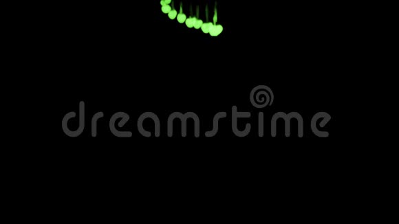 水中荧光亮绿一滴墨这是3d渲染镜头的慢动作墨水背景或墨水视频的预览图