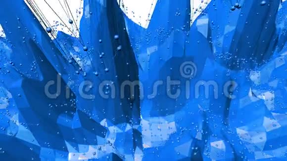 蓝色低聚发光表面作为晶体网格蓝色多边形几何发光环境或脉动背景视频的预览图