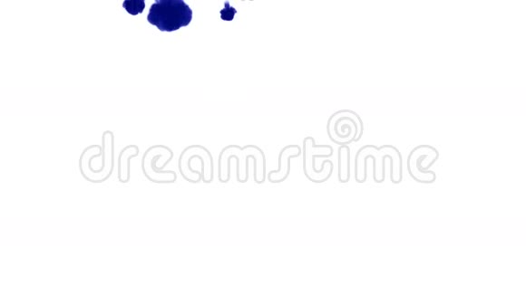 大量的孤立的蓝色墨水注入蓝墨水中慢镜头使用inky背景或视频的预览图
