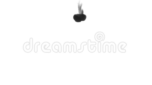 一个墨流注入黑染云或烟雾墨水在白色上缓慢注入在水里发黑背景或背景视频的预览图