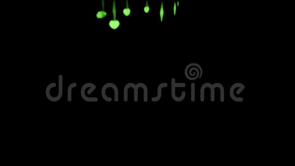 荧光亮绿水多滴墨这是3d渲染镜头的慢动作墨水背景或墨水视频的预览图