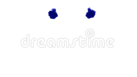 大量的孤立的蓝色墨水注入蓝色在水中慢镜头背景或背景的使用视频的预览图