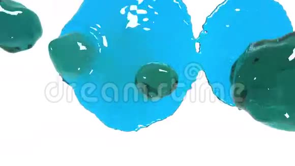 蓝色的水滴落在白色的屏幕上视频的预览图