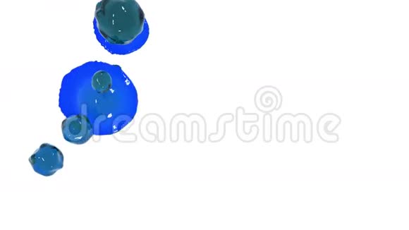 蓝色的水滴落在白色的屏幕上视频的预览图
