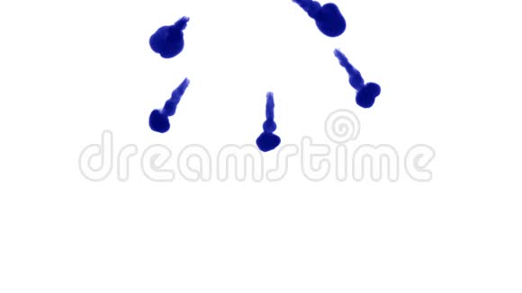 大量的孤立的蓝色墨水注入蓝色在水中慢镜头背景或背景的使用视频的预览图
