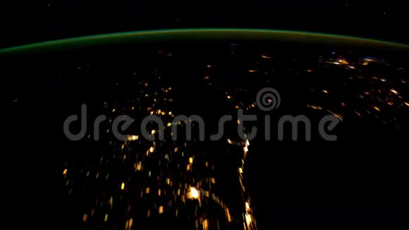 从太空中看到的夜晚地球这段视频的元素由美国宇航局提供视频的预览图