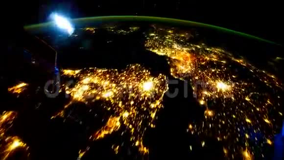从太空中看到的夜晚地球这段视频的元素由美国宇航局提供视频的预览图