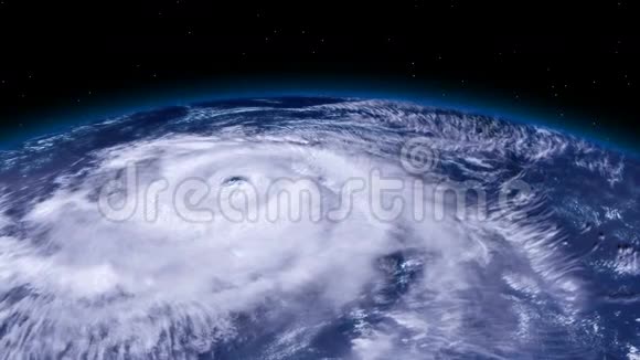 飓风风暴龙卷风从太空飞过地球卫星视角视频的预览图