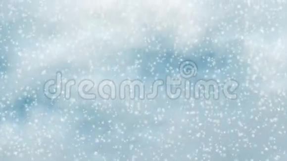 蓝天背景下的降雪运动视频的预览图