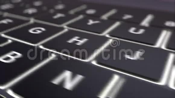 跟踪镜头的现代黑色电脑键盘和发光关闭键概念4K剪辑视频的预览图