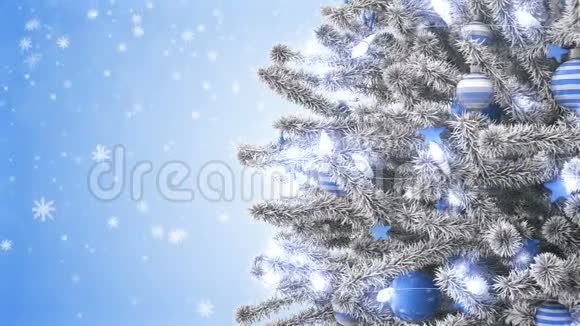 用飘落的雪花装饰圣诞树视频的预览图