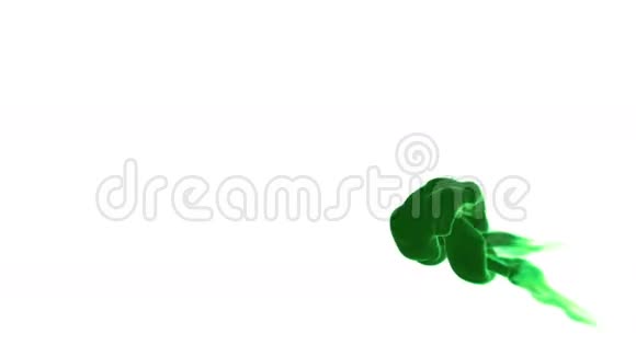 绿色烟雾或绿色墨水的抽象背景与阿尔法面具使用它作为背景过渡或覆盖三维运动视频的预览图