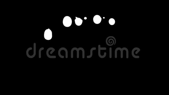 白色墨水滴在黑色屏幕背景上视频的预览图