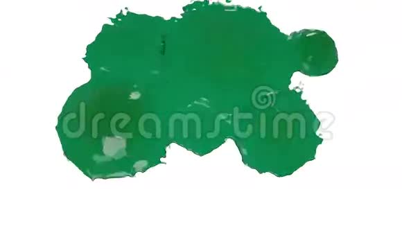 绿色的水滴落下来溅在白色上透明液体视频的预览图