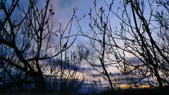 傍晚时分美丽的日落视频的预览图