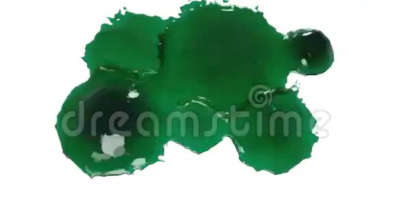 绿色的水滴落下来溅在白色上液体油视频的预览图