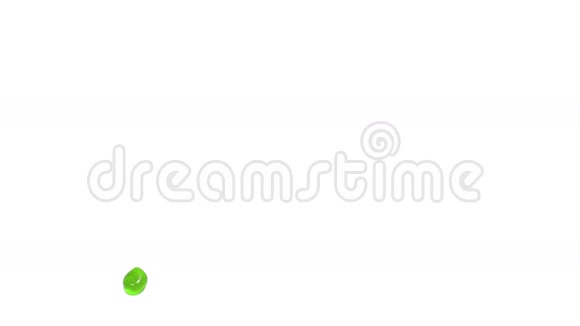 绿色流体在运动中流动慢动作果汁视频的预览图